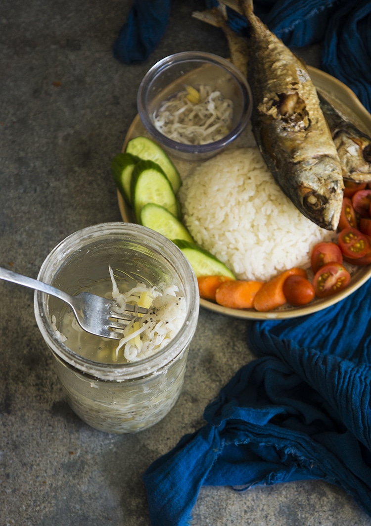 FILIPINO FOOD: HOW TO MAKE BAGOONG OR GINAMOS (FERMENTED FISH)
