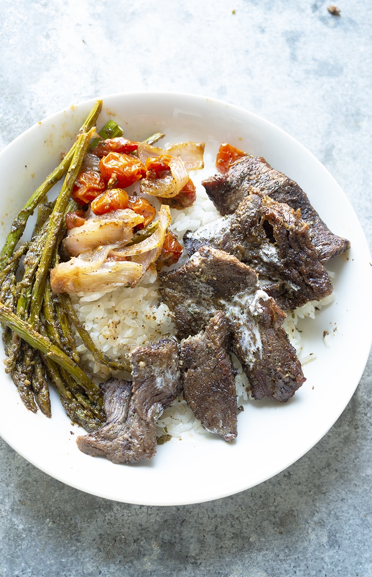 SHEET PAN STEAK WITH ROASTED TOMATO AND ASPARAGUS. Easy prep, simple ingredients,easy clean up type of meal. Welcome to another sheet pan meal. 