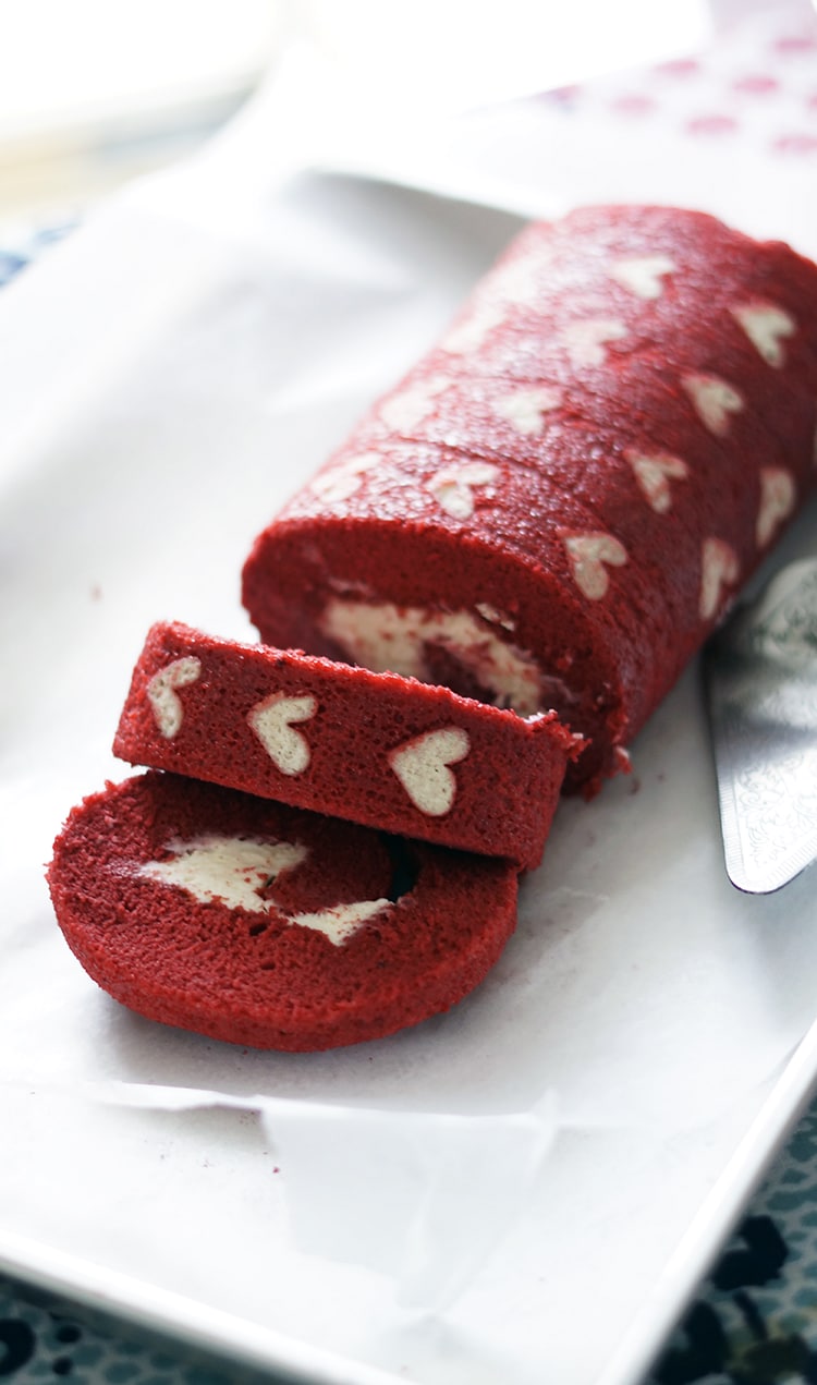 RED VELVET CAKE: Don't miss out! Make this Red Velvet Roll cake in a whim. With free pattern to print and step by step guide to make this delicious impressive cake.
