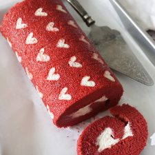Don't miss out! Make this Red Velvet Roll cake in a whim. With free pattern to print and step by step guide to make this delicious impressive cake.