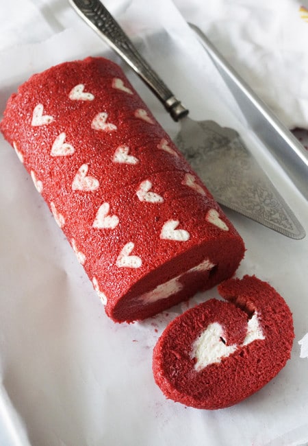 Don't miss out! Make this Red Velvet Roll cake in a whim. With free pattern to print and step by step guide to make this delicious impressive cake.