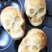 This Halloween Skull pizza made it to the top pinned post in my Pinterest account. It's simple to make, and fun activity for the kids, and the outcome is a delicious hand pizza which will be perfect for Halloween snacks or dinner.