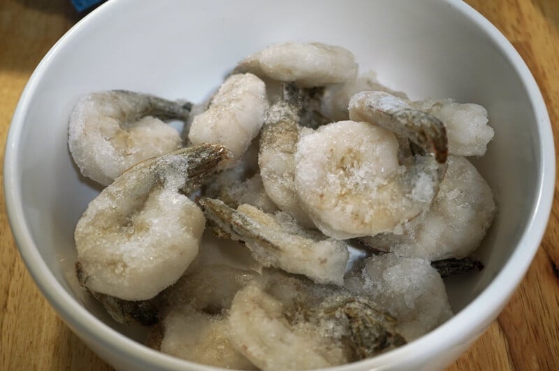 Place frozen shrimps in a bowl