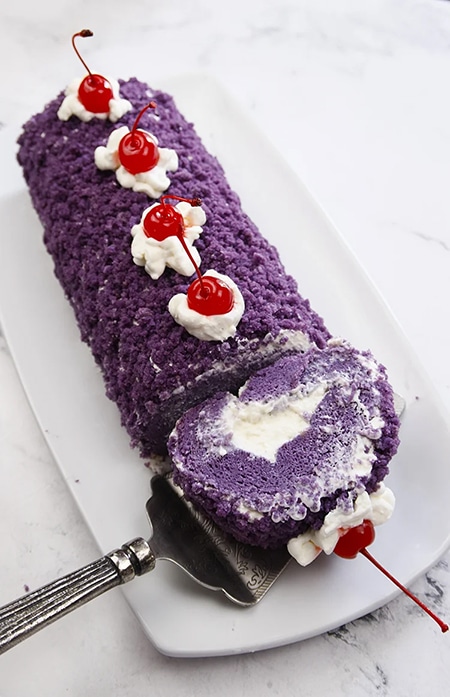 Vegan blueberry Swiss roll with … – License Images – 13261011 ❘ StockFood