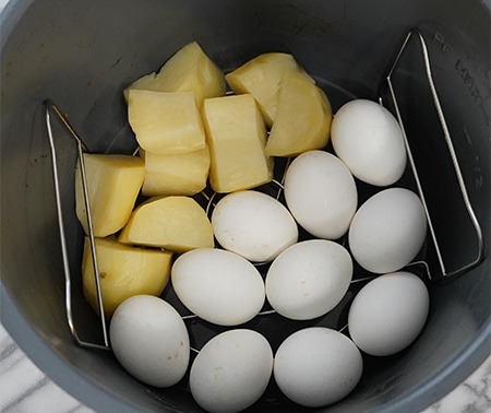 arrange the egg and potato